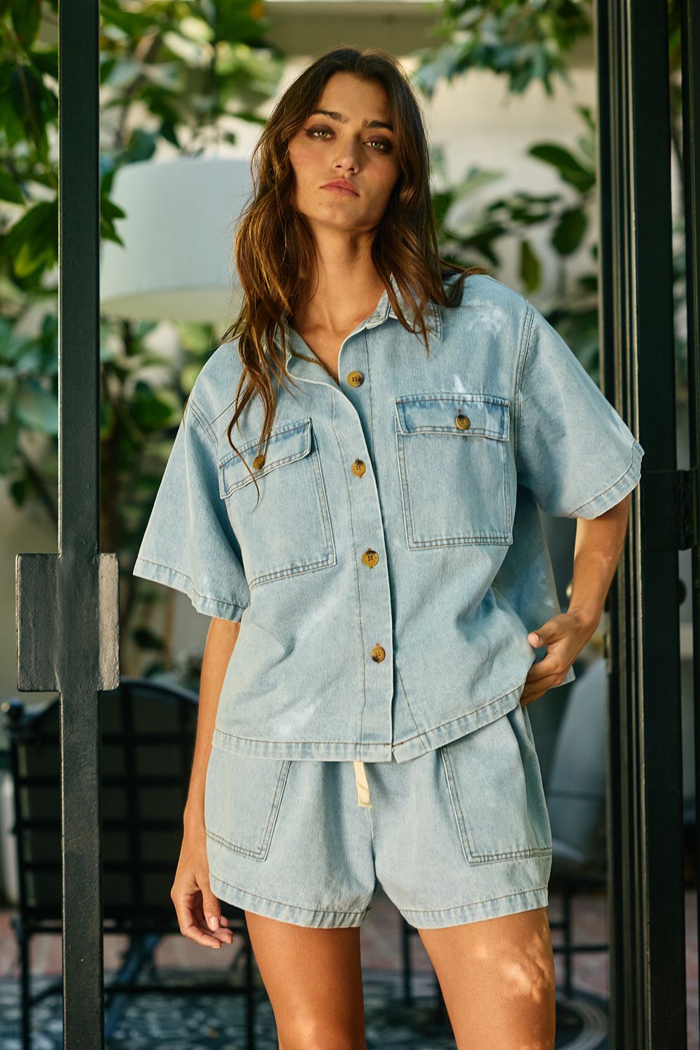 PATCHED POCKETS WASHED DENIM SHIRT, Contents:80%COTTON 20%POLYESTER